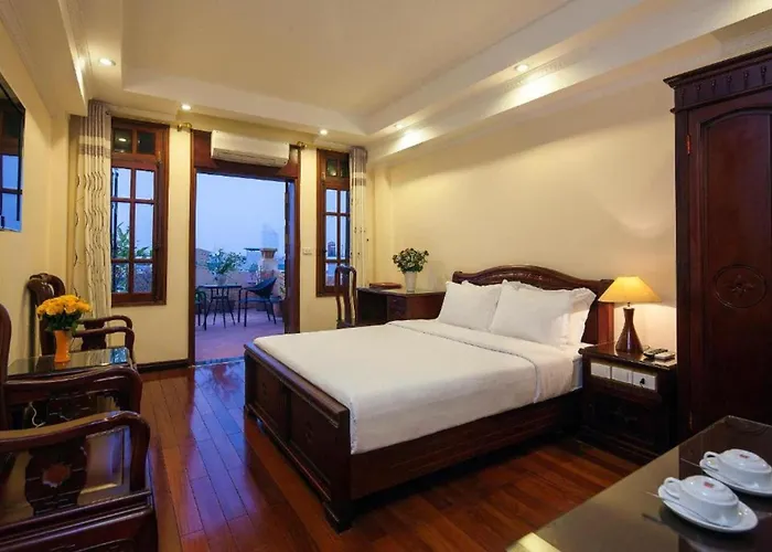 Lucky 3 Hotel & Travel