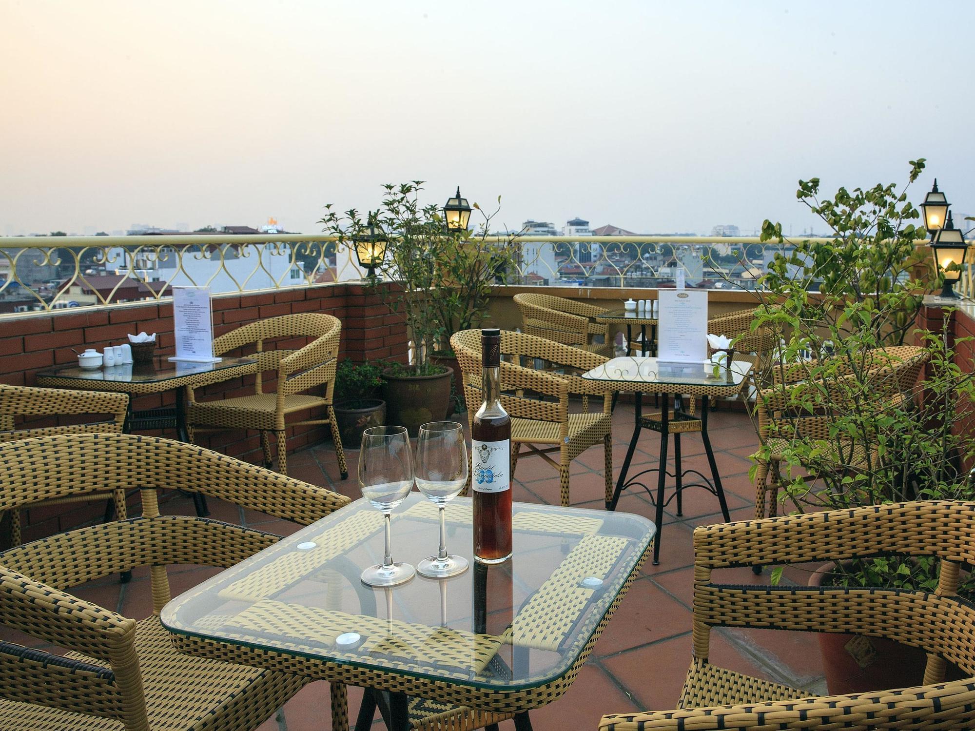 Lucky 3 & Travel Hotel 3*