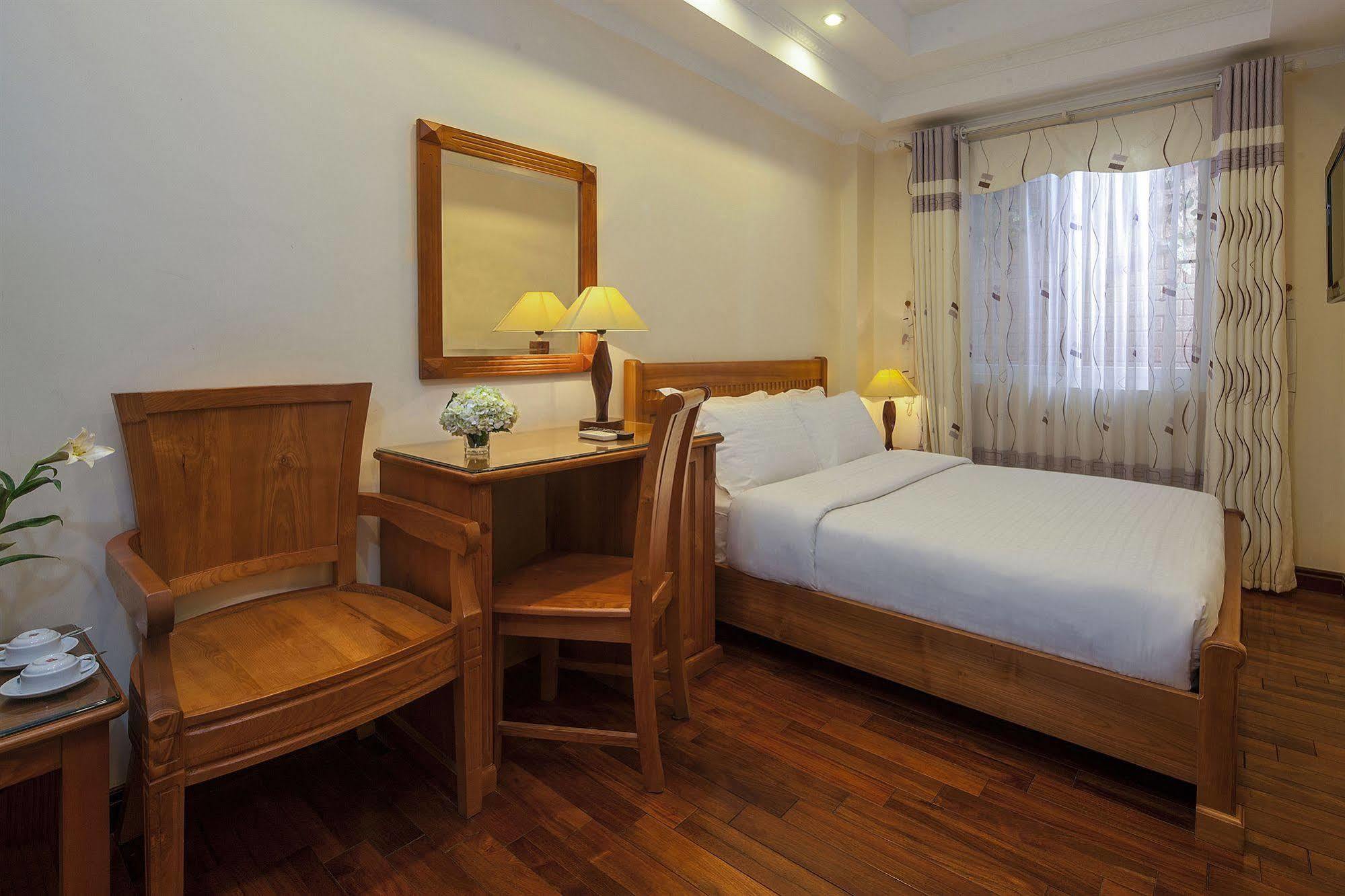 Lucky 3 & Travel Hotel